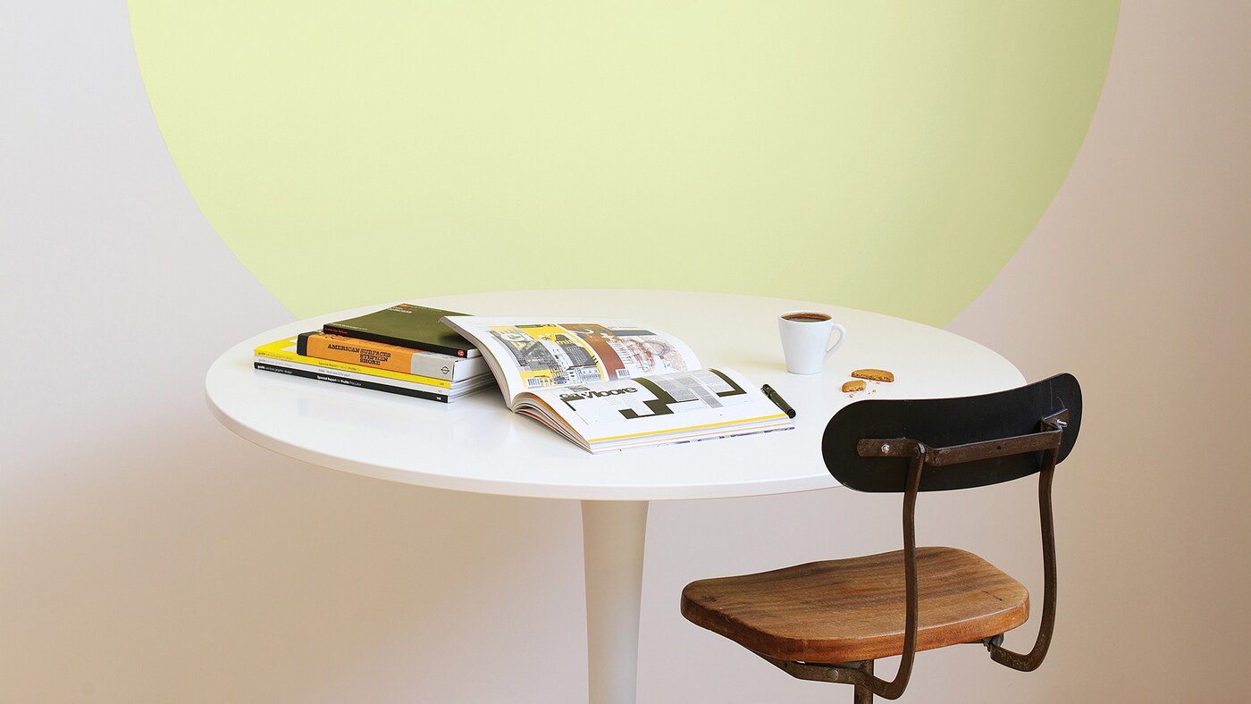 Κίτρινος κύκλος σε μια λευκή τραπεζαρία.