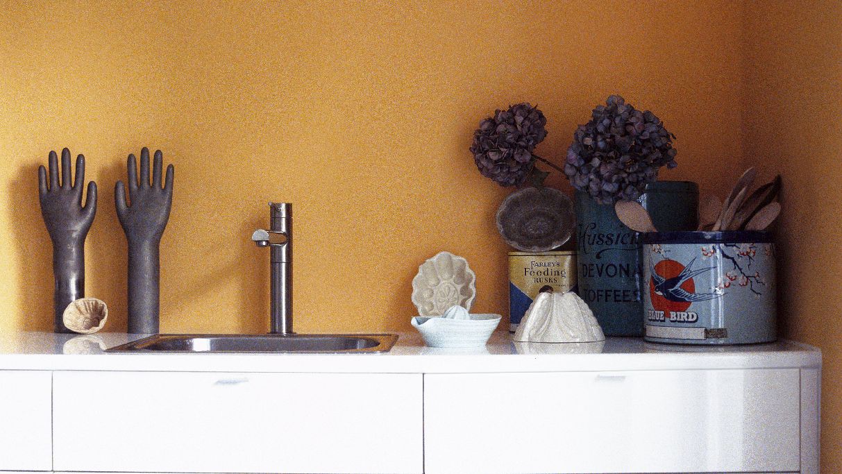 Βάψτε τους Τοίχους της Κουζίνας με Σκούρο Πορτοκαλί