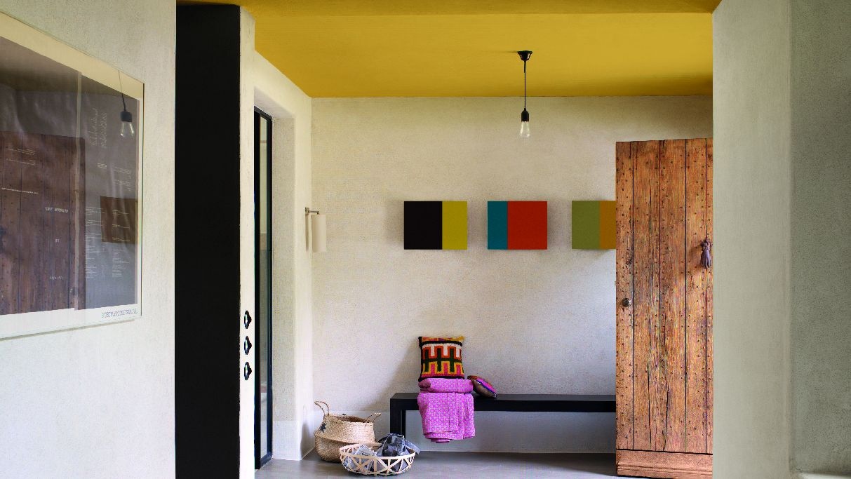 Τολμηρό Κίτρινο Χρώμα στους Τοίχους του Χωλ