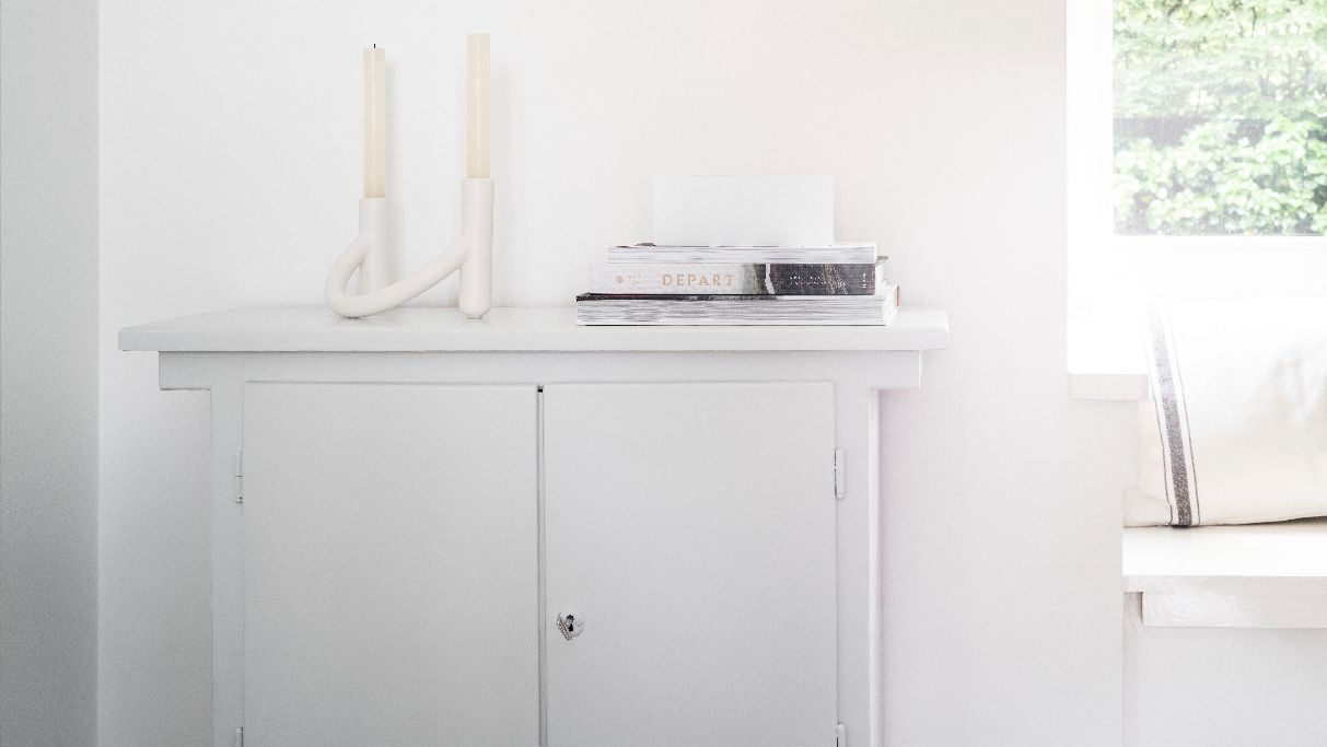 Λευκό Χρώμα στους Τοίχους του Σαλονιού