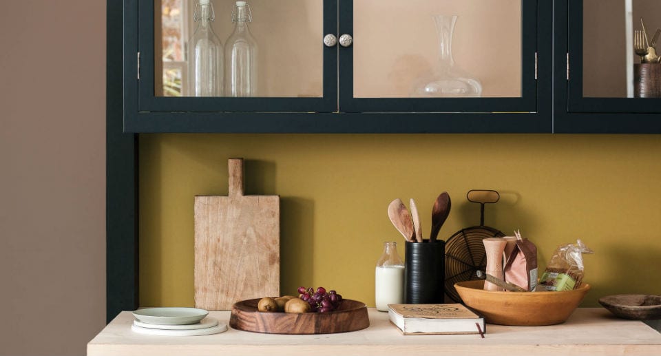 Καφέ και  ώχρα στην κουζίνα