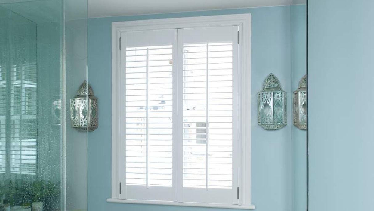 Βάψτε με Γαλάζιο Χρώμα στους Τοίχους του Μπάνιου