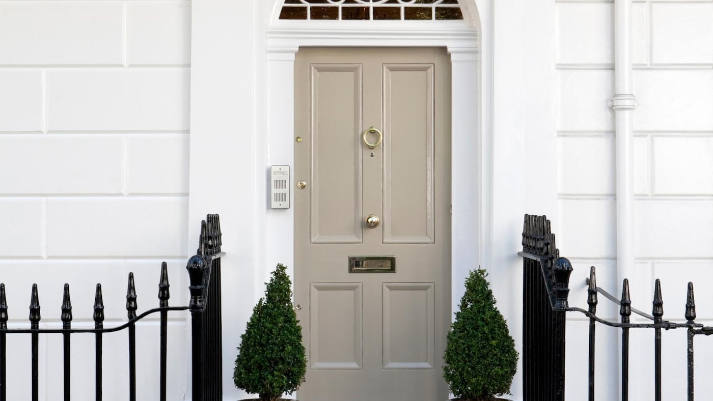 Γκρι κλασσική πόρτα