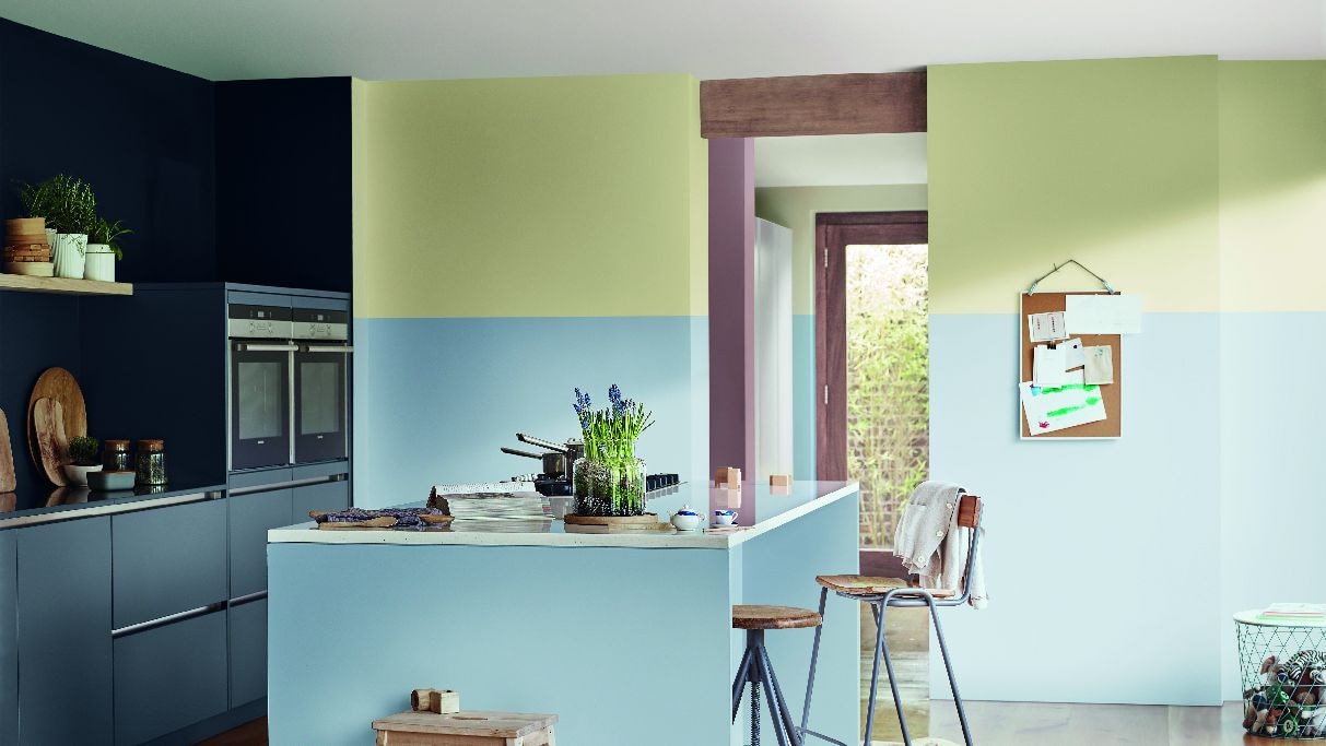 Διχρωμία στη Διακόσμηση Κουζίνας με Γαλάζιο Παστέλ και Κρεμ