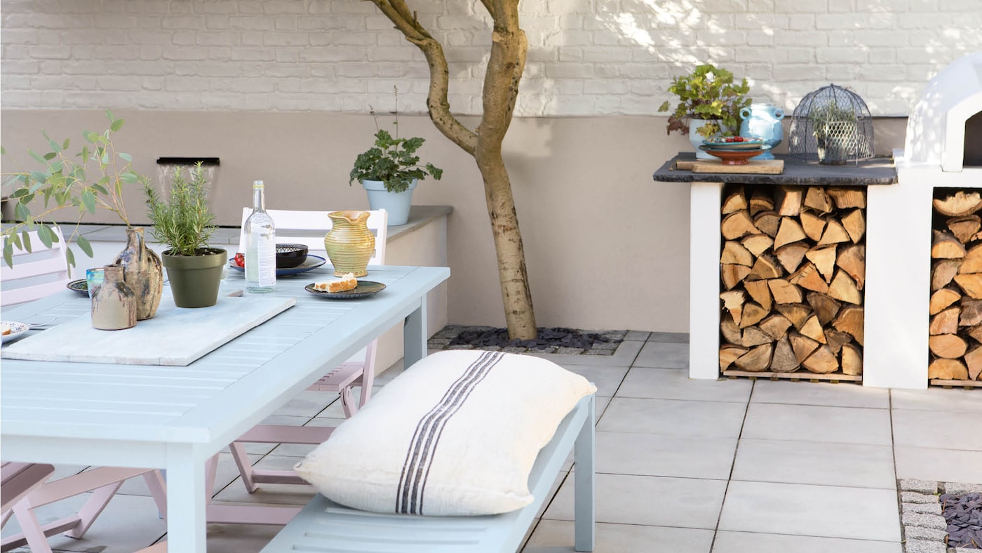 Αυλή σπιτιού με τραπέζι