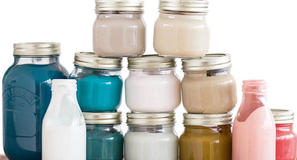 Γυάλινα βαζάκια μαρμελάδας με περίσσευμα χρώματος