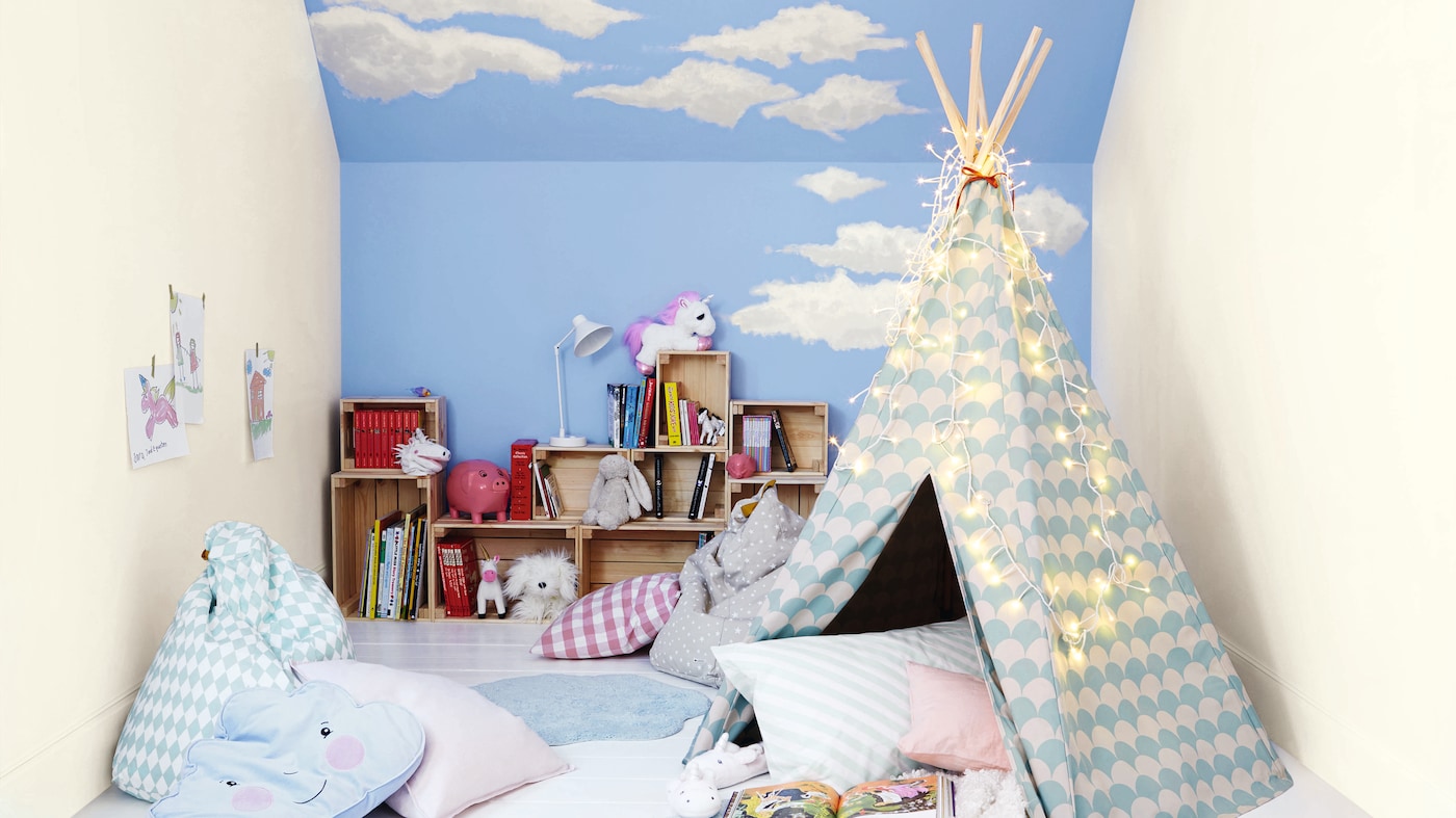 Παιδικό δωμάτιο με σύννεφα στο τοίχο και το ταβάνι
