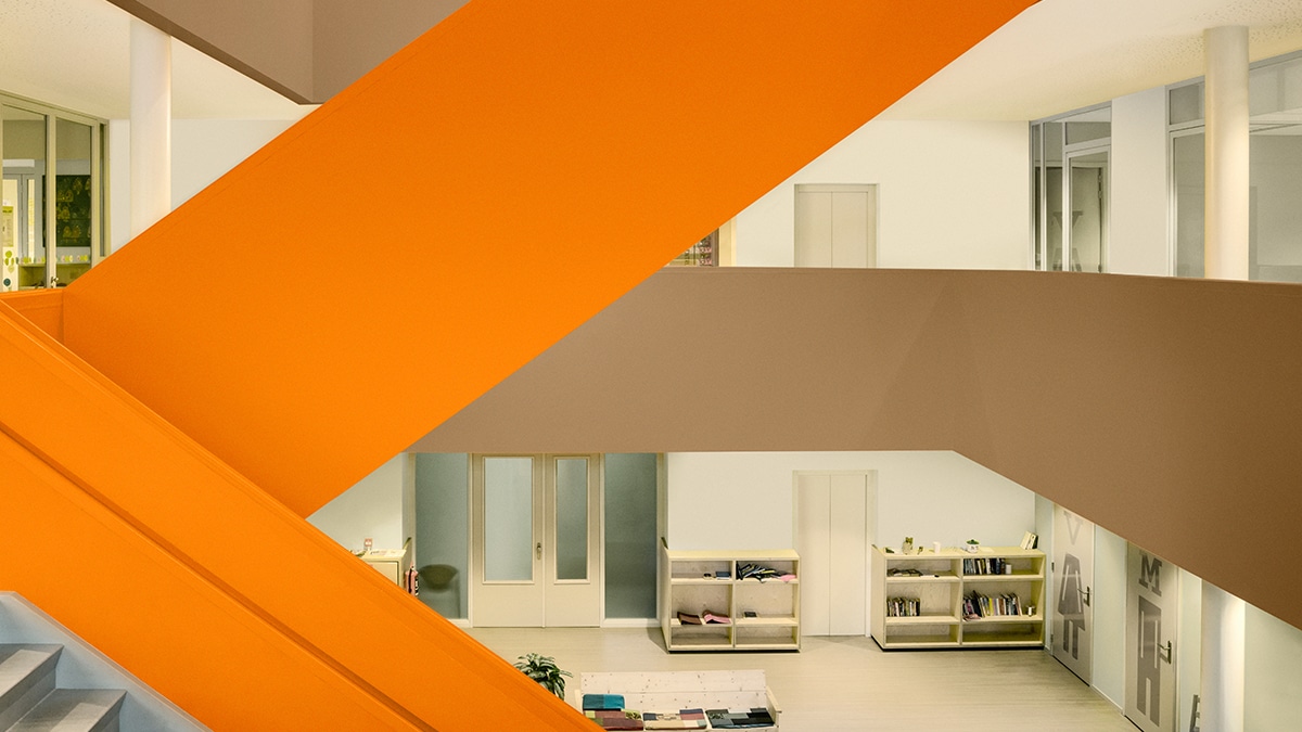 χωρος γραφείων με πορτοκαλί σκάλα