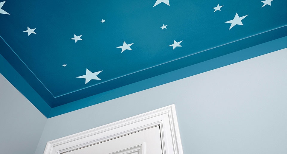 Μπλε ταβάνι με γαλάζια αστέρια στο παιδικό δωμάτιο