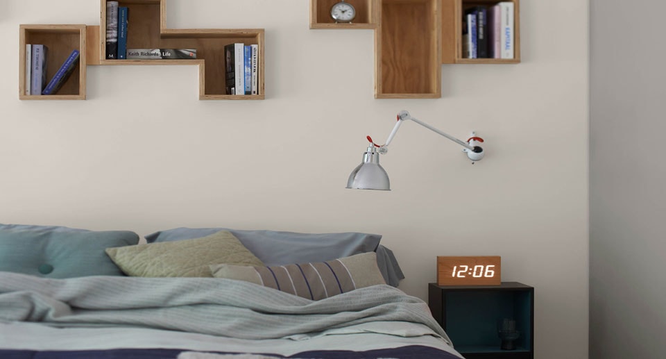 Μοντέρνο υπνοδωμάτιο με ξύλινα ράφια πάνω από το κρεβάτι
