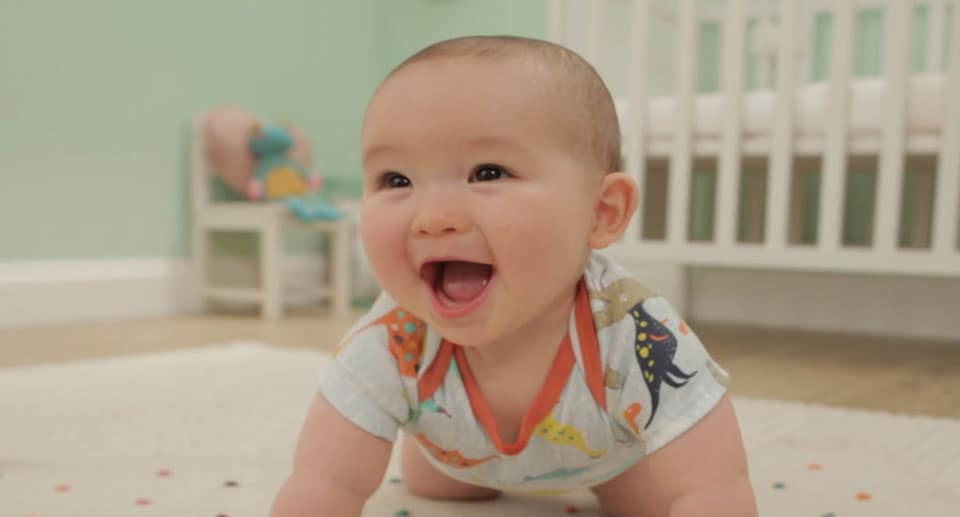 Γελαστό μωρό στο δωμάτιό του