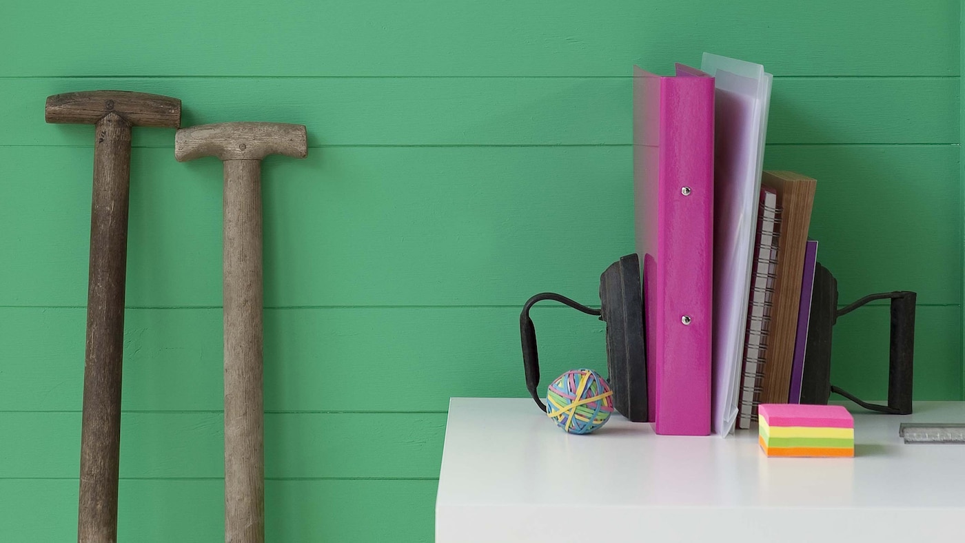 Οι φωτεινές λάμψεις έντονου ροζ ξεχωρίζουν έναντι στο χαλαρωτικό πράσινο.
