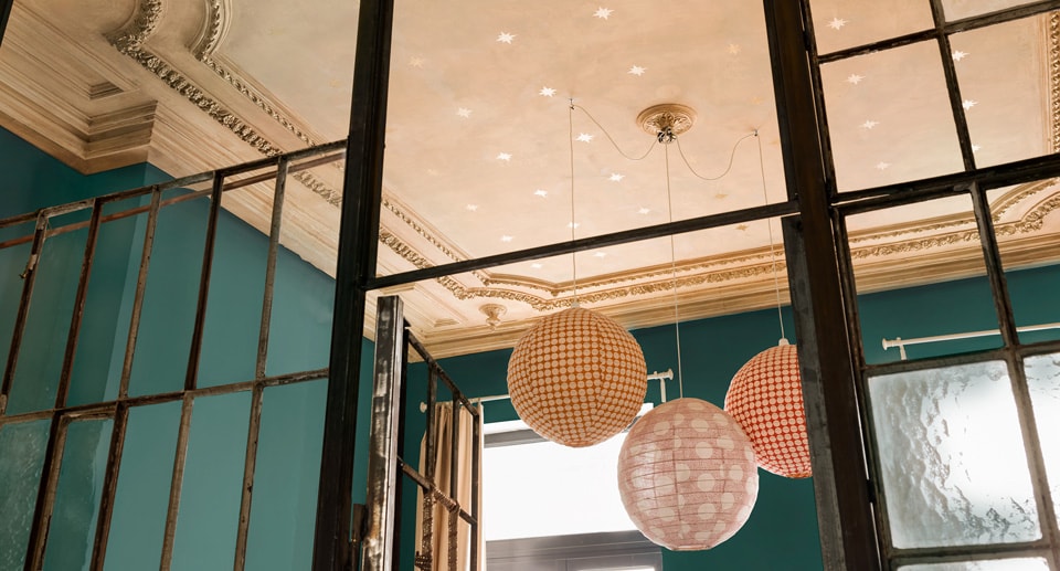 Πετρόλ τοίχοι στο σαλόνι