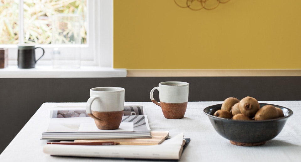 Κουζίνα με χρυσοκίτρινους και μαύρους τοίχους