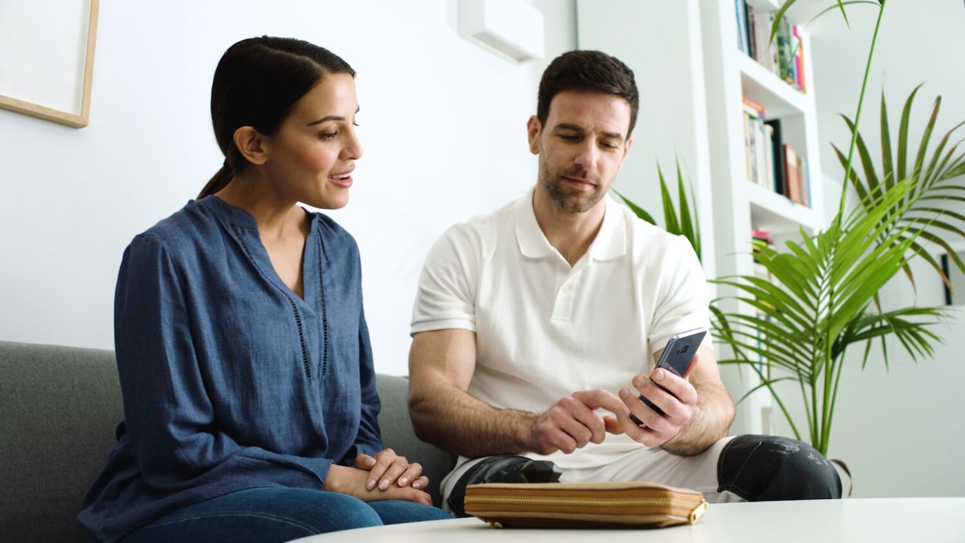 Ελαιοχρωματιστής και πελάτισσα σε ενα σαλόνι