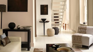 Χρησιμοποιήστε πλούσια ουδέτερα χρώματα σε ένα μοντέρνο σαλόνι