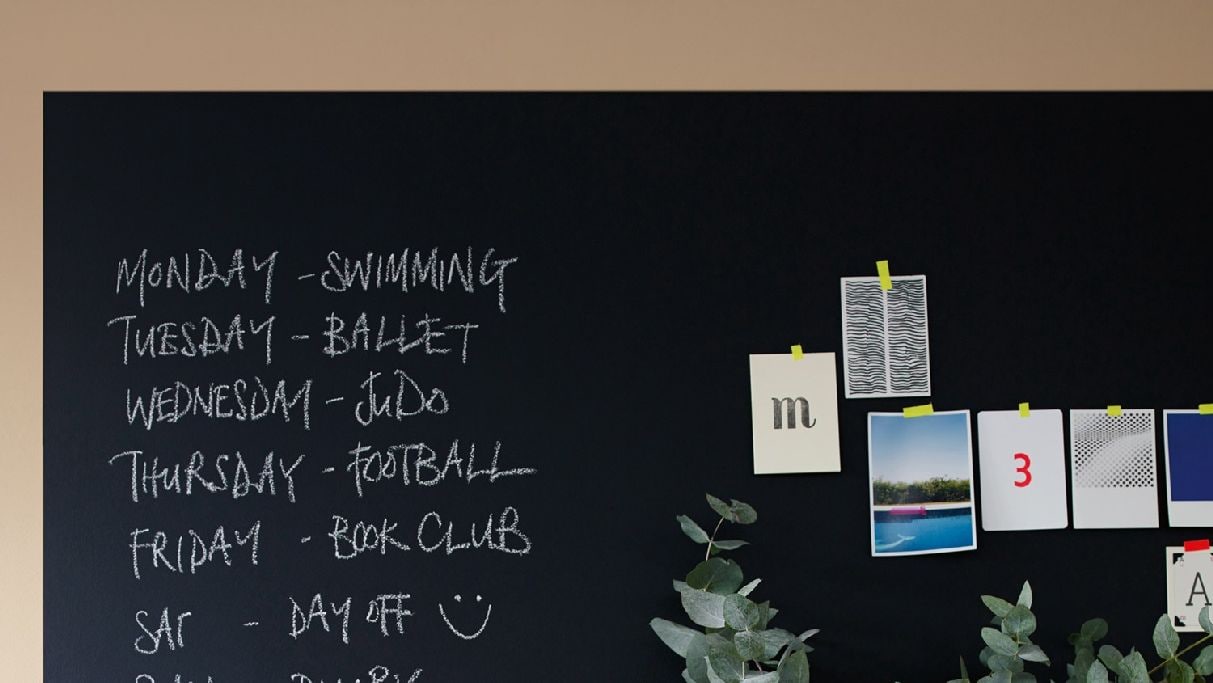 Ιδέα Διακόσμησης Σαλονιού με Μαυροπίνακα