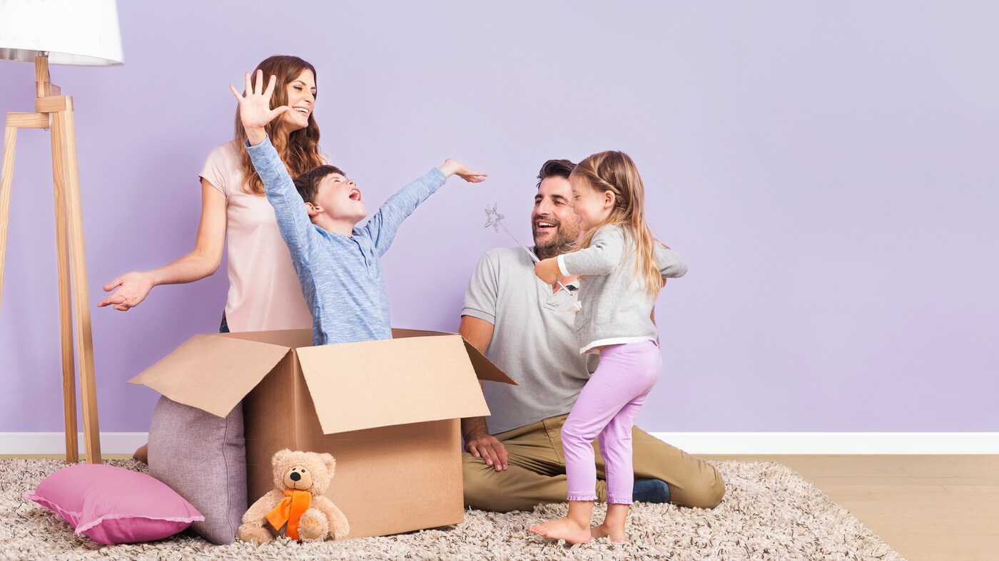 Μετακόμιση οικογένειας μωβ τοίχος