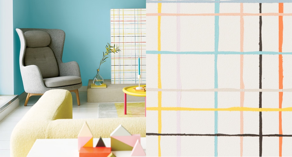 Πολύχρωμος τοίχος σε σαλόνι που τραβάει τα βλέμματα