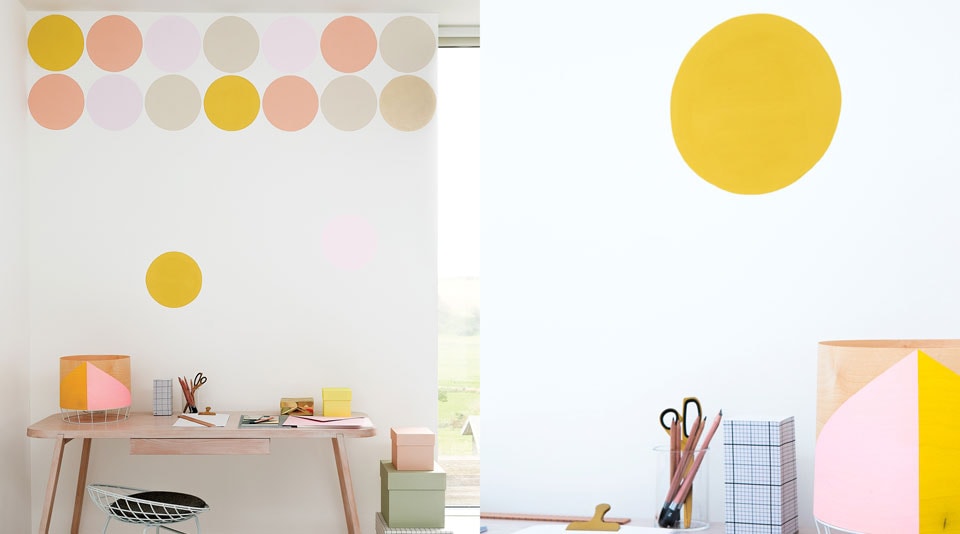 Τοίχος με πολύχρωμο πουά σε γραφείο