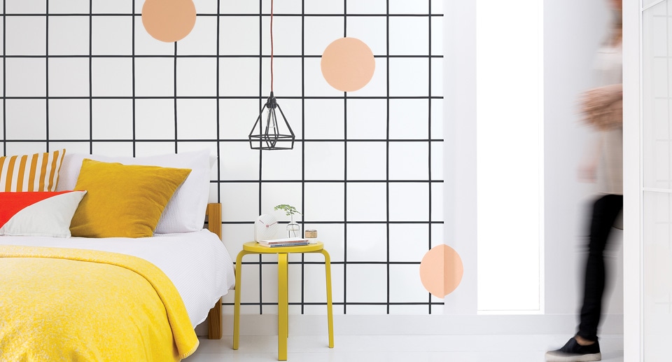 Καρό ασπρόμαυροι τοίχοι στο υπνοδωμάτιο