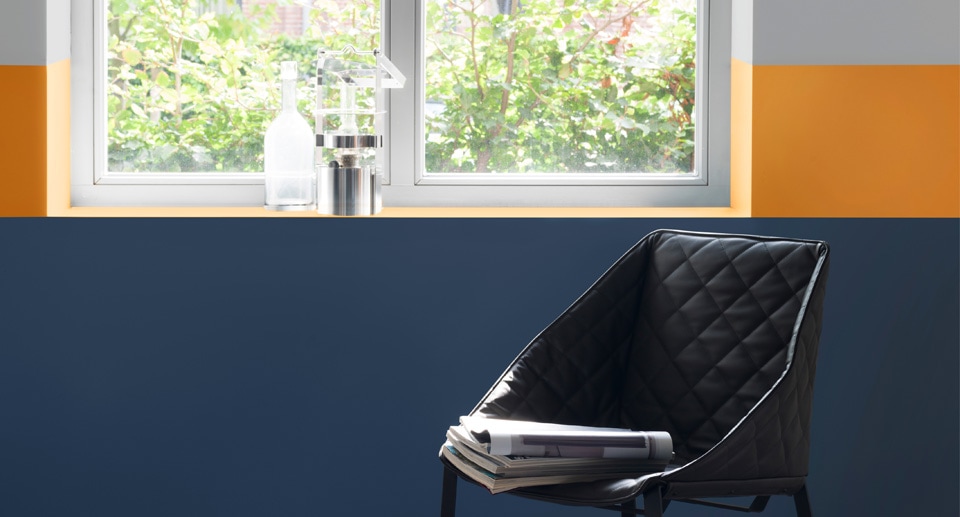 Τριχρωμία στο σαλόνι με μπλε, γκρι και πορτοκαλί