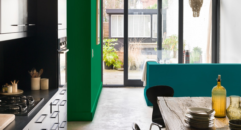 Κουζίνα με μπλε και πράσινους τοίχους