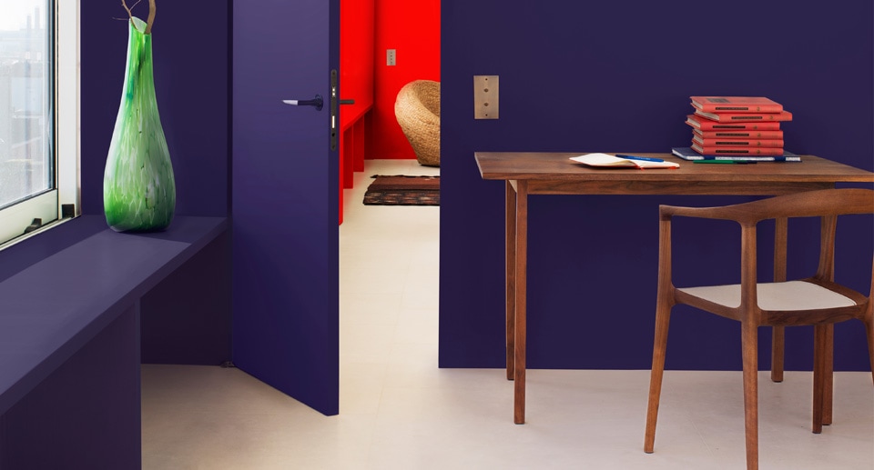 Μοβ δωμάτιο με γραφείο