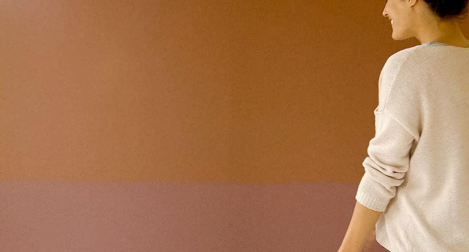 Τοίχος με διχρωμία πορτοκαλί και μωβ