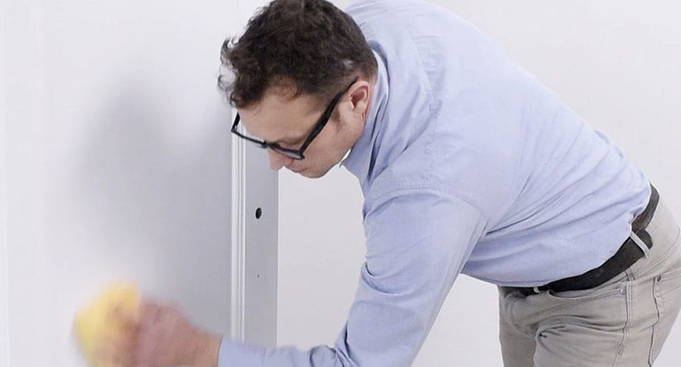 Τρίψιμο τοίχου και απομάκρυνση σκόνης πριν το βάψιμο