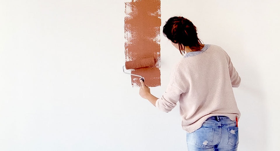 Βάψιμο τοίχου με ρολό σε απόχρωση σάπιο μήλο