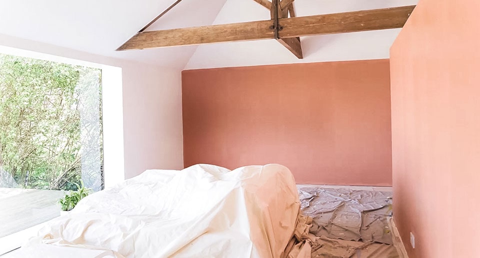 Σκεπάστε τα έπιπλα με ένα πανί όταν βάφετε τους τοίχους