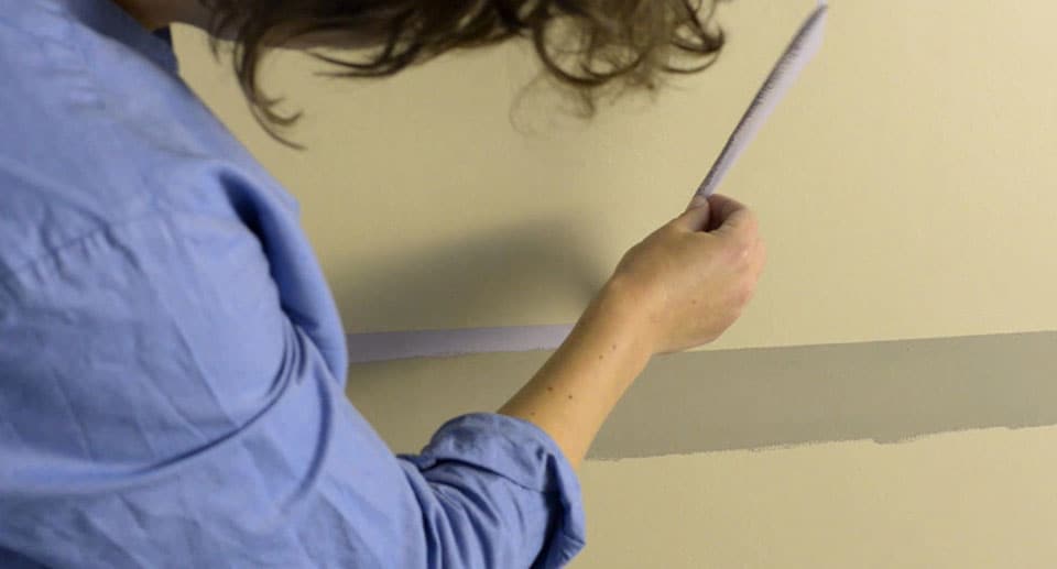 Αφαίρεση χαρτοταινίας από τοίχο μετά το βάψιμο