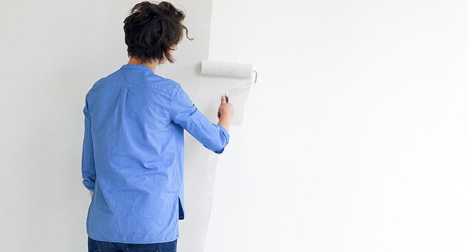 Βάψιμο τοίχου με ρολό σε μπεζ απόχρωση