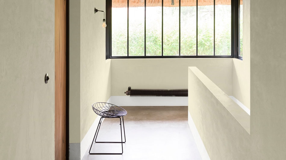 Άσπροι τοίχοι σε διάδρομο πολυκατοικίας