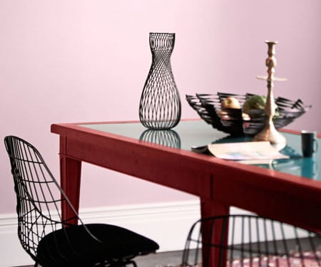 Ροζ τοίχοι σε τραπεζαρία