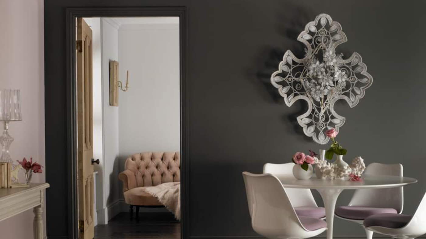 Σκούρο γκρι με λευκά έπιπλα