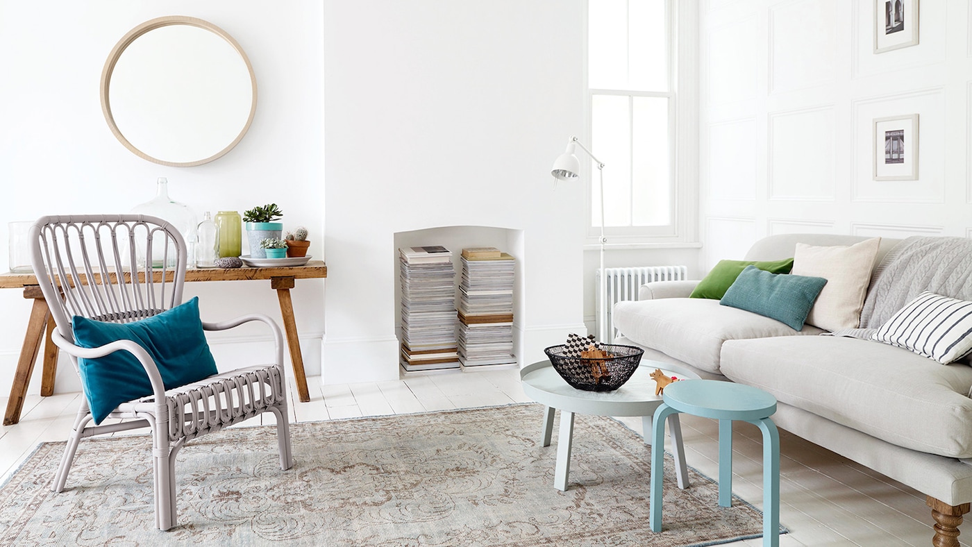 Λευκοί τοίχοι με πράσινα, μπλε και γκρι έπιπλα και αξεσουάρ