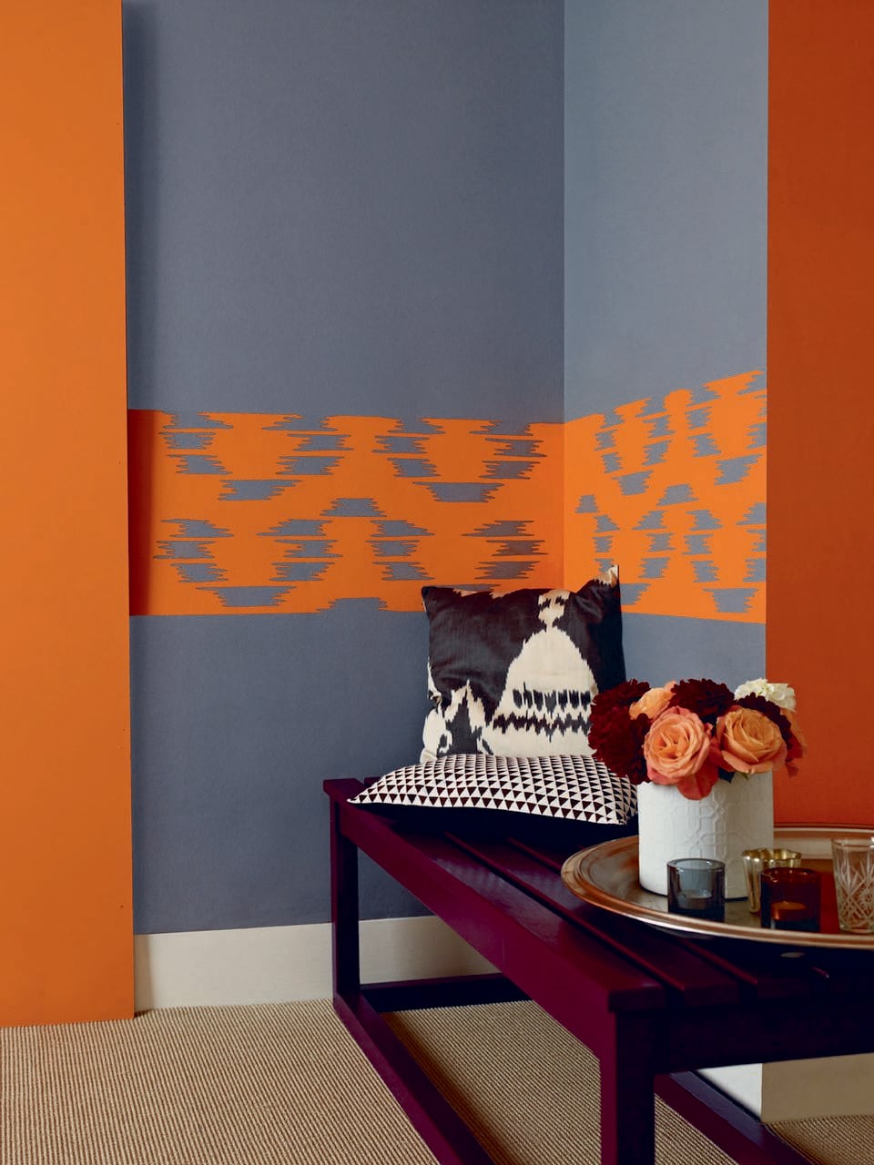 Gray purple with natural shades in the dining room