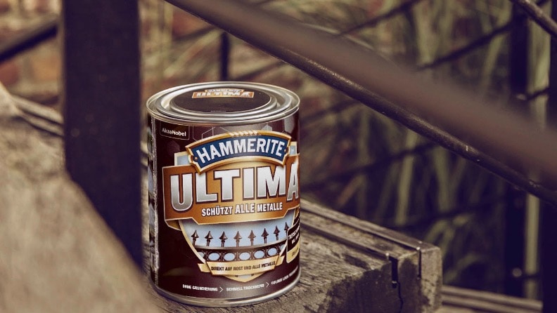 Eine Dose Metallschutzlack Ultima von Hammerite vor einem Geländer