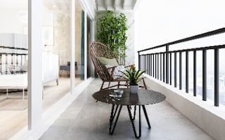 Balkon mit Tisch und Stuhl und in Grau gestrichenem Geländer
