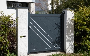 Ein in Anthrazitgrau gestrichenes Metalltor