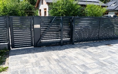 Ein in Anthrazitgrau gestrichener Metallzaun