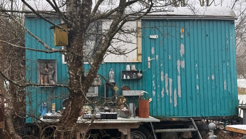 Ein alter Bauwagen mit abblätternder Farbe vor dem Streichen