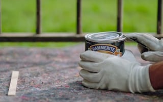 So öffnest und rührst du eine Farbdose mit Metall-Schutzlack richtig um