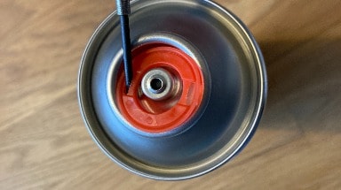 Abhelben des roten Sicherungsrings von einer Sprühdose mit Metallschutzlack