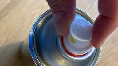 Abnehmen des Sprühknopfs von einem Spray mit Metallschutzlack 