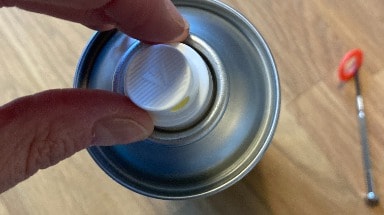 Aufsetzten des Sprühkopfs auf ein Spray mit Metallschutzlack 