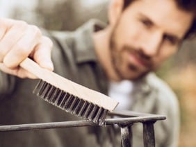 Metall auf die Lackierung vorbereiten