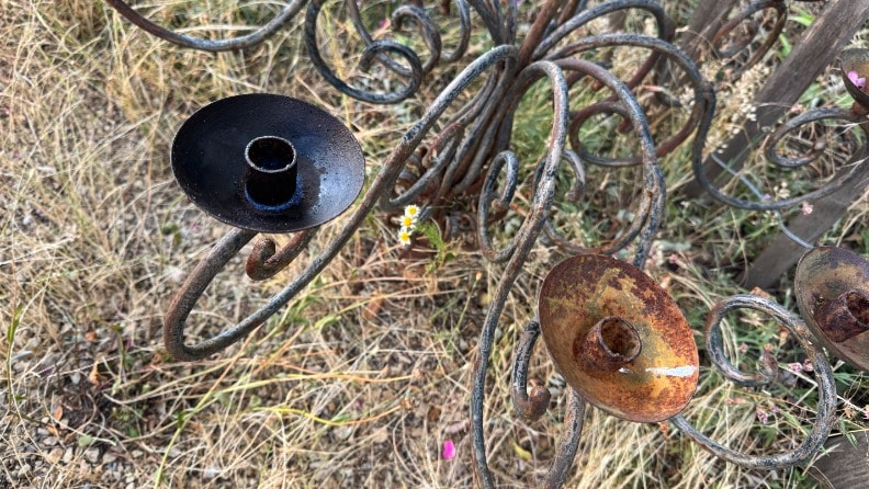 Ein verrosteter Kronleuchter mit einer mit einem Rostumwandler behandelten Schale im Vergleich zu einer unbehandelten